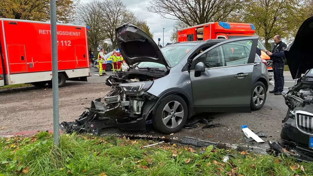 FW-KLE: Verkehrsunfall auf der Gocher Landstraße - vier Personen verletzt - Bild: presseportal.de