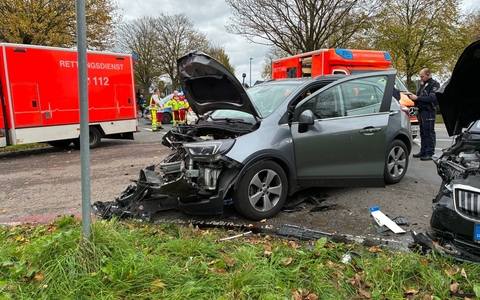 FW-KLE: Verkehrsunfall auf der Gocher Landstraße - vier Personen verletzt - Foto: presseportal.de