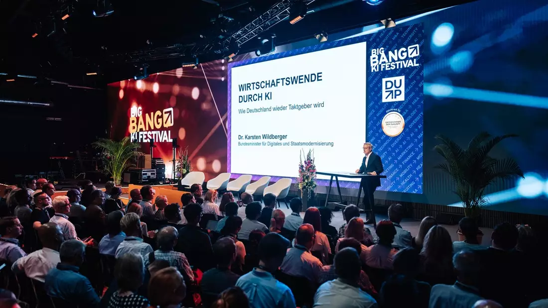 Digitalminister Dr. Karsten Wildberger beim BIG BANG KI FESTIVAL 2026 dabei / Ebenfalls auf der Bühne: Grünen Co-Chefin Brantner, Tim Höttges (Deutsche Telekom) und Rolf Schumann (Schwarz Digits) - Bild: presseportal.de