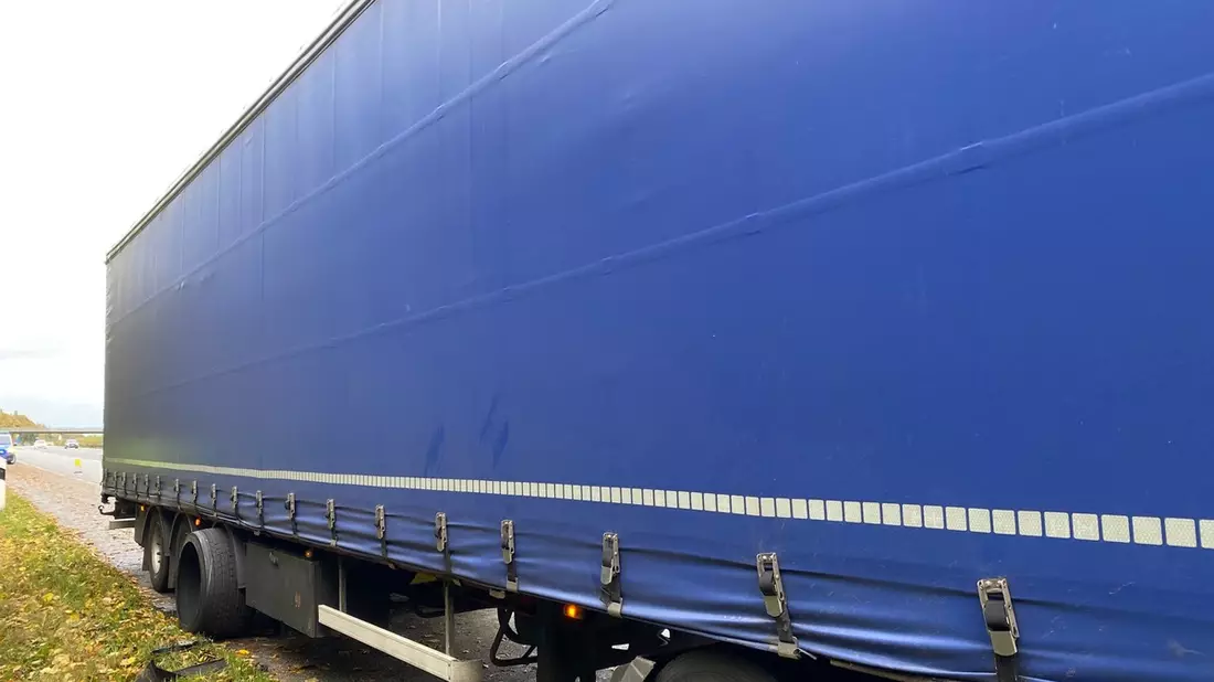 POL-SE: Elmshorn / BAB 23 - Lkw mit Reifenschaden - Fahrer ohne Fahrerlaubnis - Bild: presseportal.de