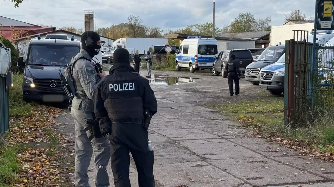 In Nauen wurde ein riesiges Drogenlabor ausgehoben. - Bild: Julian Stähle/dpa