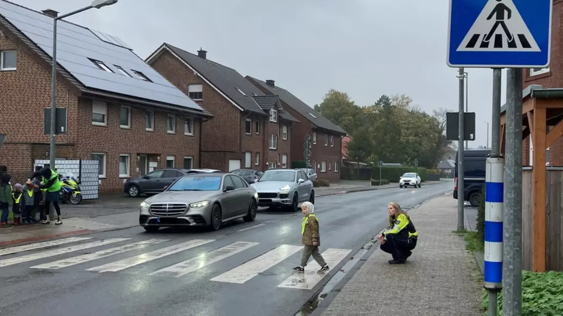 POL-COE: Dülmen-Merfeld/Mehr Sicherheit im Straßenverkehr für Kinder - Polizei übt im Rahmen der Verkehrserziehung das sichere Überqueren von Füßgängerüberwegen - Bild: presseportal.de