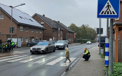 POL-COE: Dülmen-Merfeld/Mehr Sicherheit im Straßenverkehr für Kinder - Polizei übt im Rahmen der Verkehrserziehung das sichere Überqueren von Füßgängerüberwegen - Foto: presseportal.de