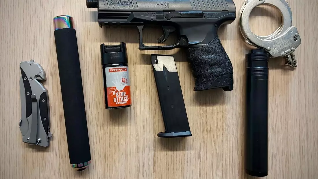 BPOL-HRO: Bundespolizisten beschlagnahmen gefährliche Gegenstände und vollstrecken Haftbefehl - Bild: presseportal.de