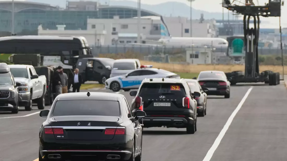 Die Autokolonne des chinesischen Präsidenten Xi Jinping verlässt nach dem Gipfeltreffen das Gelände des Flughafens Gimhae. - Bild: Mark Schiefelbein/AP/dpa