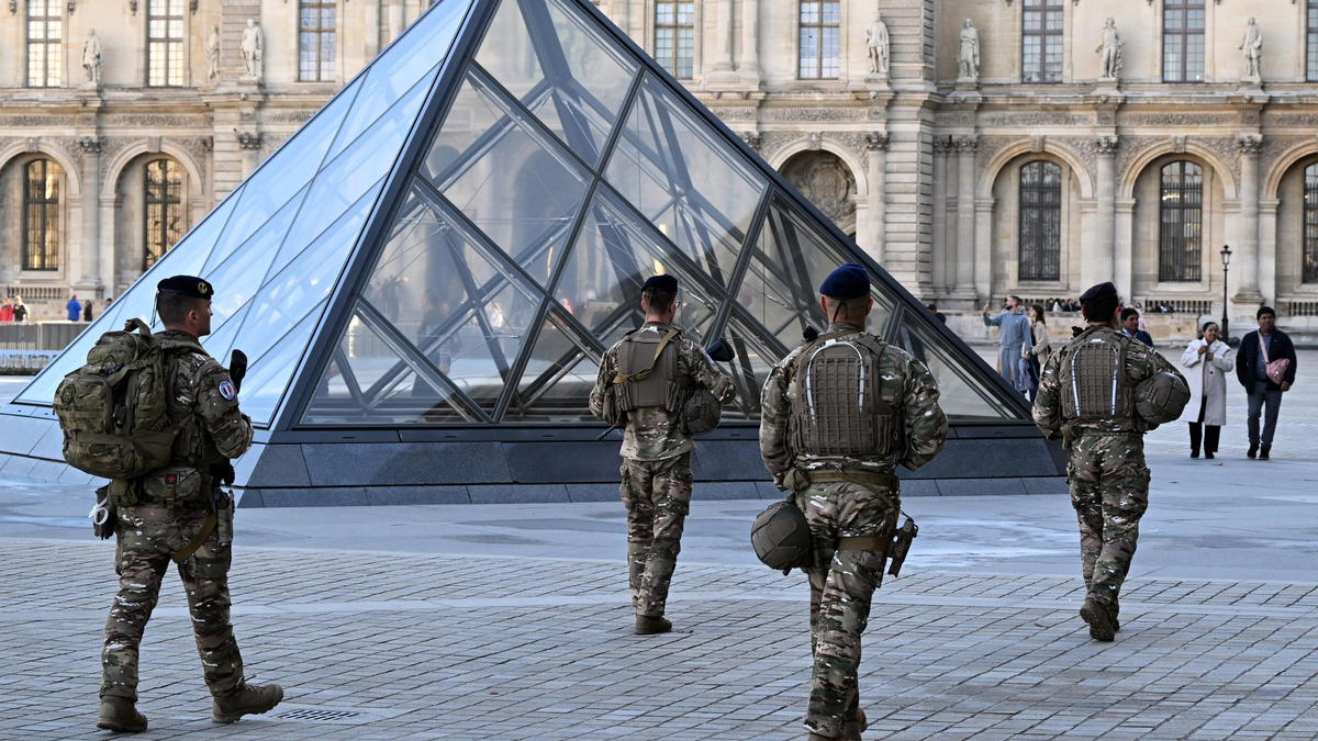 Der Einbruch hatte in Frankreich Fragen über die Sicherheit des Museums aufgeworfen. (Archivbild) - Foto: Emma Da Silva/AP/dpa