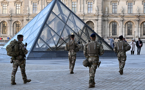 Der Einbruch hatte in Frankreich Fragen über die Sicherheit des Museums aufgeworfen. (Archivbild) - Foto: Emma Da Silva/AP/dpa