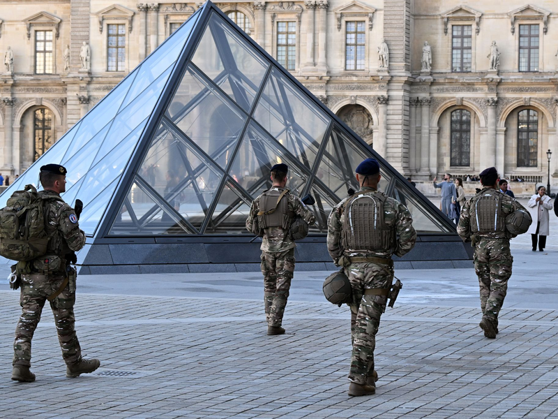 Der Einbruch hatte in Frankreich Fragen über die Sicherheit des Museums aufgeworfen. (Archivbild) - Foto: Emma Da Silva/AP/dpa