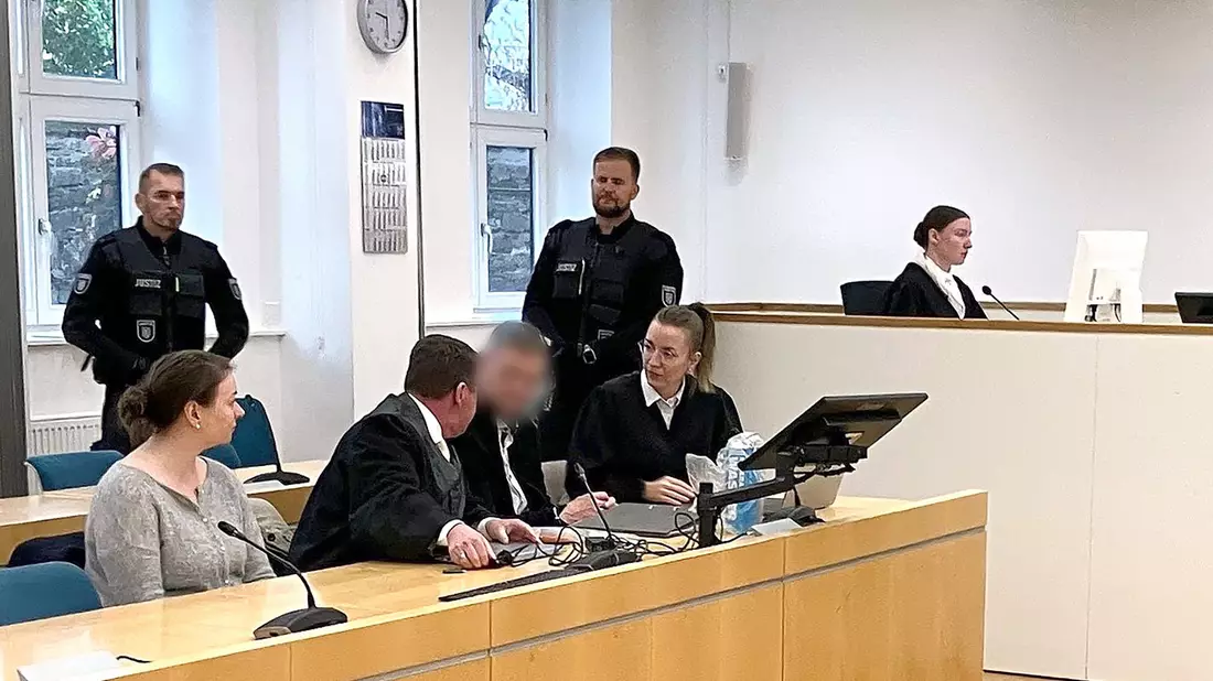 Der verurteilte Lehrer hat sich bei seiner früheren Schülerin für den sexuellen Missbrauch entschuldigt. (Archivbild) - Bild: Annett Gehler/dpa