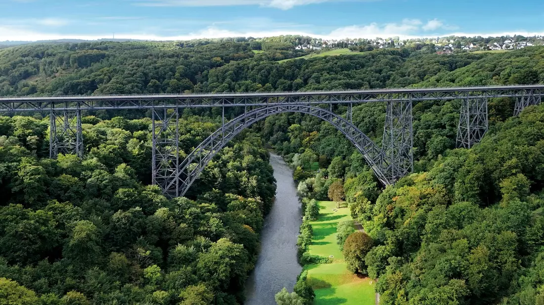 Bundesingenieurkammer zeichnet Müngstener Brücke als Historisches Wahrzeichen der Ingenieurbaukunst in Deutschland aus - Bild: presseportal.de
