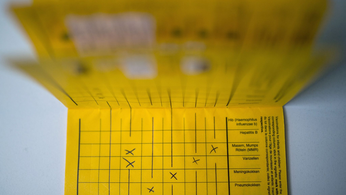 Eine frühe Impfung gegen Meningokokken ist in Deutschland Standard. - Foto: Sophia Kembowski/dpa/dpa-tmn