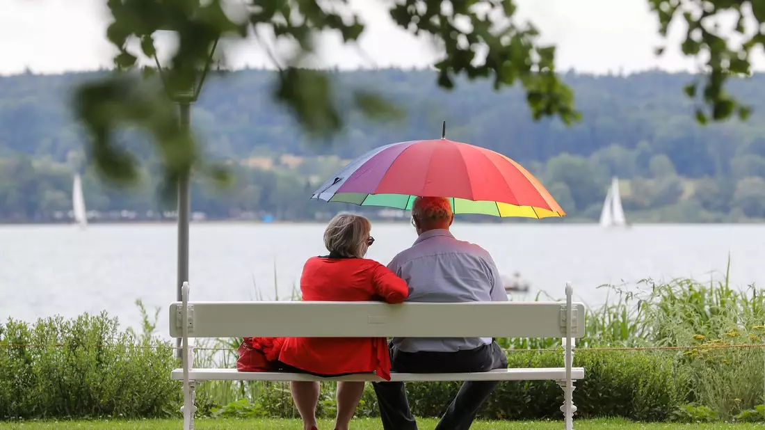 Gemeinsam positive Momente zu teilen hilft der Gesundheit. (Symbolbild) - Bild: Thomas Warnack/dpa