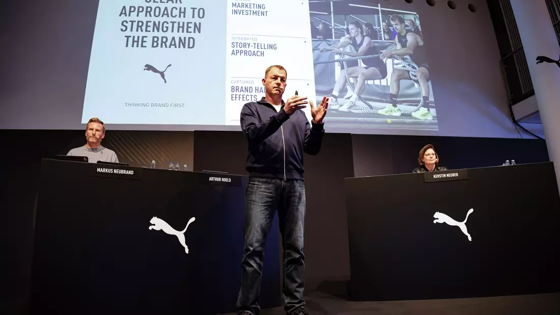 Beim Sportartikelhersteller Puma wird mit dem eisernen Besen gekehrt.  - Bild: Daniel Löb/dpa