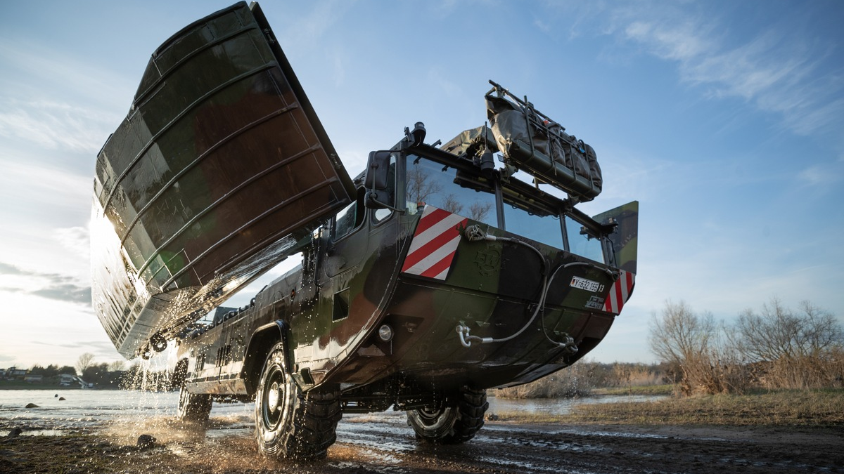 Deutschland und Großbritannien rüsten gemeinsam die Schwimmschnellbrücke 2 - Foto: presseportal.de