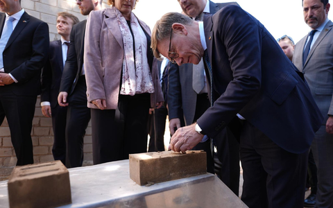 Außenminister Johann Wadephul (CDU) macht sich ein Bild von einem Projekt, das Binnenvertriebenen ermöglichen soll, günstig mit Lehmziegeln zu bauen.  - Foto: Marcus Brandt/dpa
