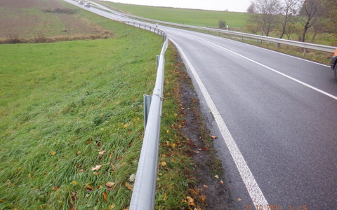POL-PDMT: Wahlrod - Verkehrsunfallflucht nach Beschädigung der Schutzplanke - Foto: presseportal.de