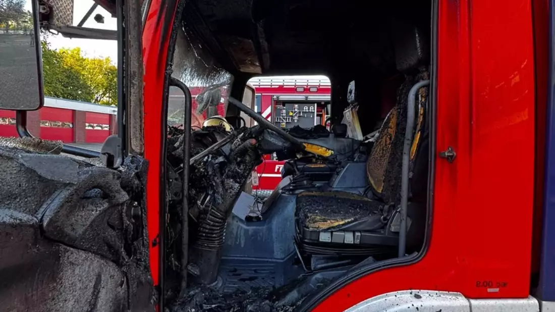 FW Datteln: Drehleiter brennt in der Fahrzeughalle - Bild: presseportal.de
