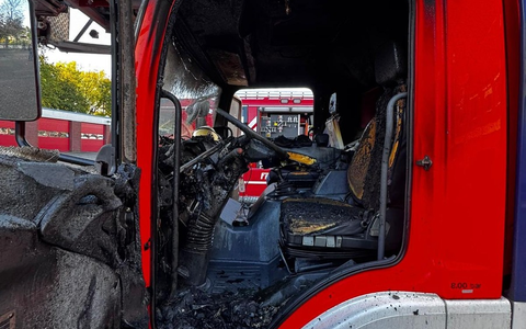 FW Datteln: Drehleiter brennt in der Fahrzeughalle - Foto: presseportal.de