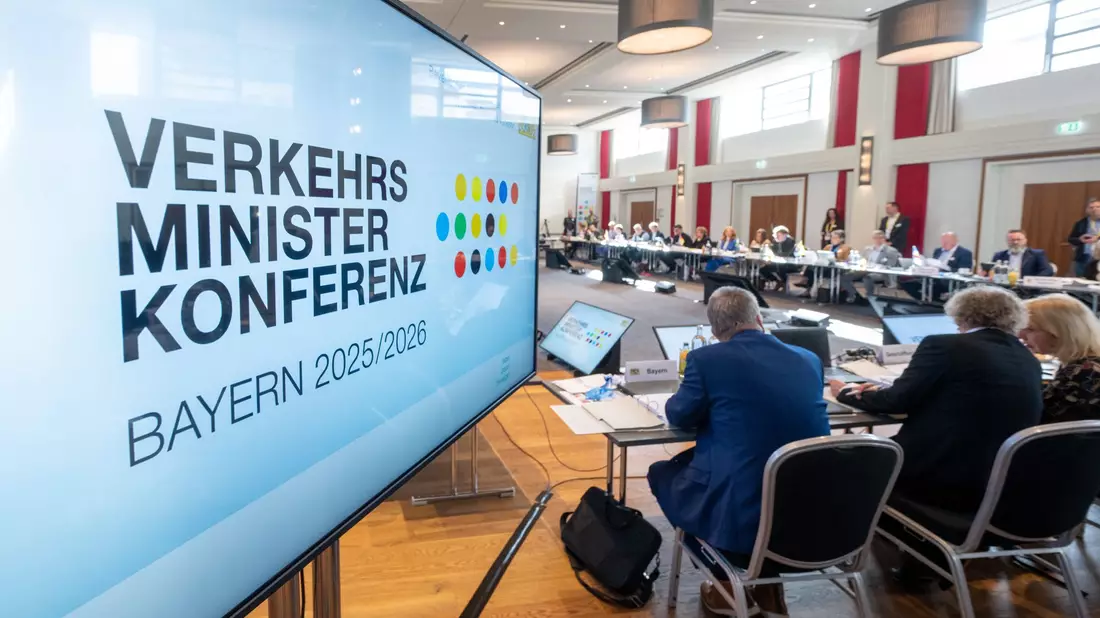 Beim Deutschlandticket stellte die Verkehrsministerkonferenz die Weichen für einen Preismechanismus, der ab 2027 gelten soll.  - Bild: Armin Weigel/dpa