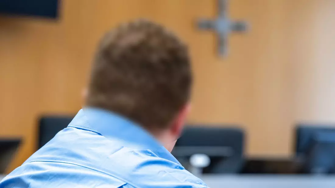 Mit Desinfektionsmittel als Brandbeschleuniger zündete ein 33-Jähriger in Landshut nach Überzeugung der Richter die Haare seiner pflegebedürftigen Großmutter an. Die Seniorin erlag knapp vier Wochen nach der Tat ihren Verletzungen. Jetzt ist der Mann verurteilt worden. - Bild: Armin Weigel/dpa