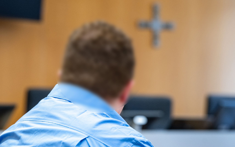 Mit Desinfektionsmittel als Brandbeschleuniger zündete ein 33-Jähriger in Landshut nach Überzeugung der Richter die Haare seiner pflegebedürftigen Großmutter an. Die Seniorin erlag knapp vier Wochen nach der Tat ihren Verletzungen. Jetzt ist der Mann verurteilt worden. - Foto: Armin Weigel/dpa