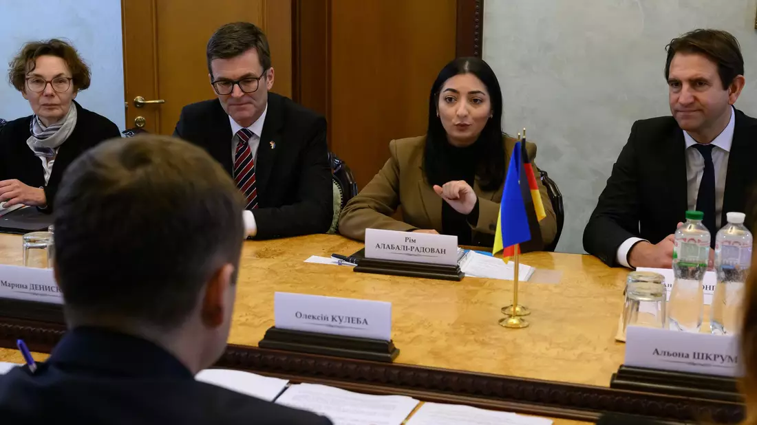 Entwicklungsministerin Reem Alabali Radovan reiste nach Kiew. - Bild: Hendrik Schmidt/dpa