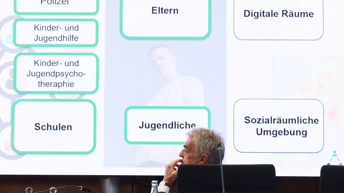 Forscher stoßen auf mögliche Ursachen für gestiegene Jugendkriminalität - Bild: David Young/dpa