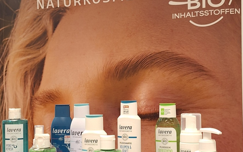 Pionierarbeit für die Kosmetikbranche: lavera startet Forschung zum Pfandsystem in München / Pflegeprodukt trifft Pfandautomat - reo testet Rückgabe von Kosmetikverpackungen bei Kaufland und VollCorner - Foto: presseportal.de