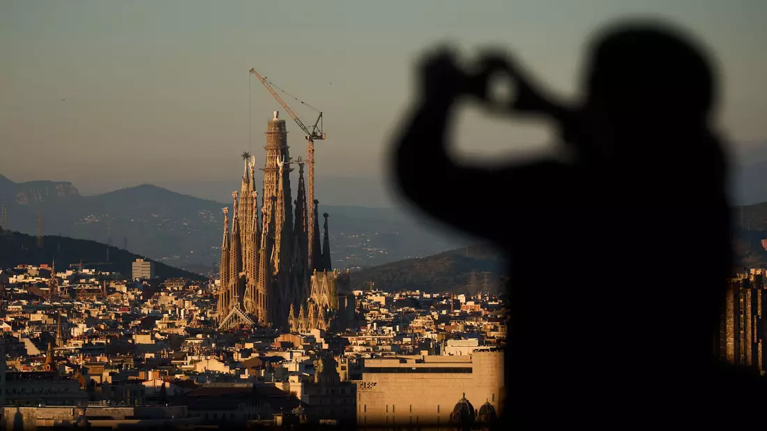 Die Kirche lockt jetzt schon jährlich Millionen Besucher.  - Bild: Emilio Morenatti/AP/dpa