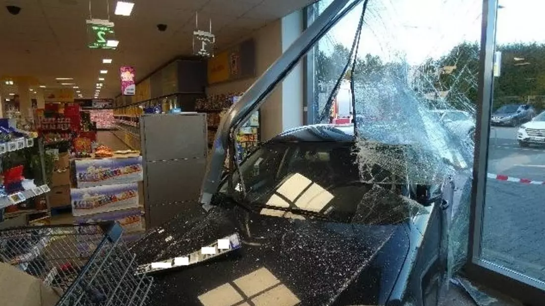 POL-CUX: Seniorin verwechselt Gas und Bremse und fährt mit ihrem PKW in einen Einkaufsmarkt in Altenwalde - eine Person leicht verletzt (Foto im Anhang) - Bild: presseportal.de