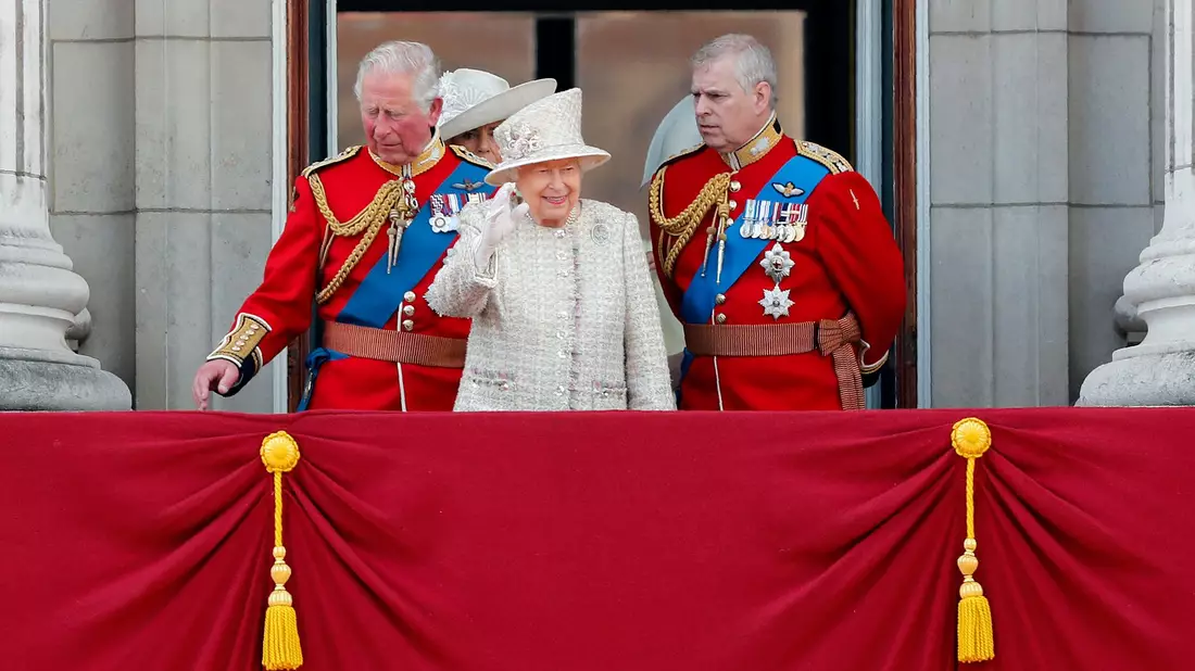 Damals war er noch Herzog von York: Andrew (rechts) mit seiner inzwischen verstorbenen Mutter, der Königin Elizabeth II., und seinem Bruder Charles. (Archivbild) - Bild: Frank Augstein/AP/dpa