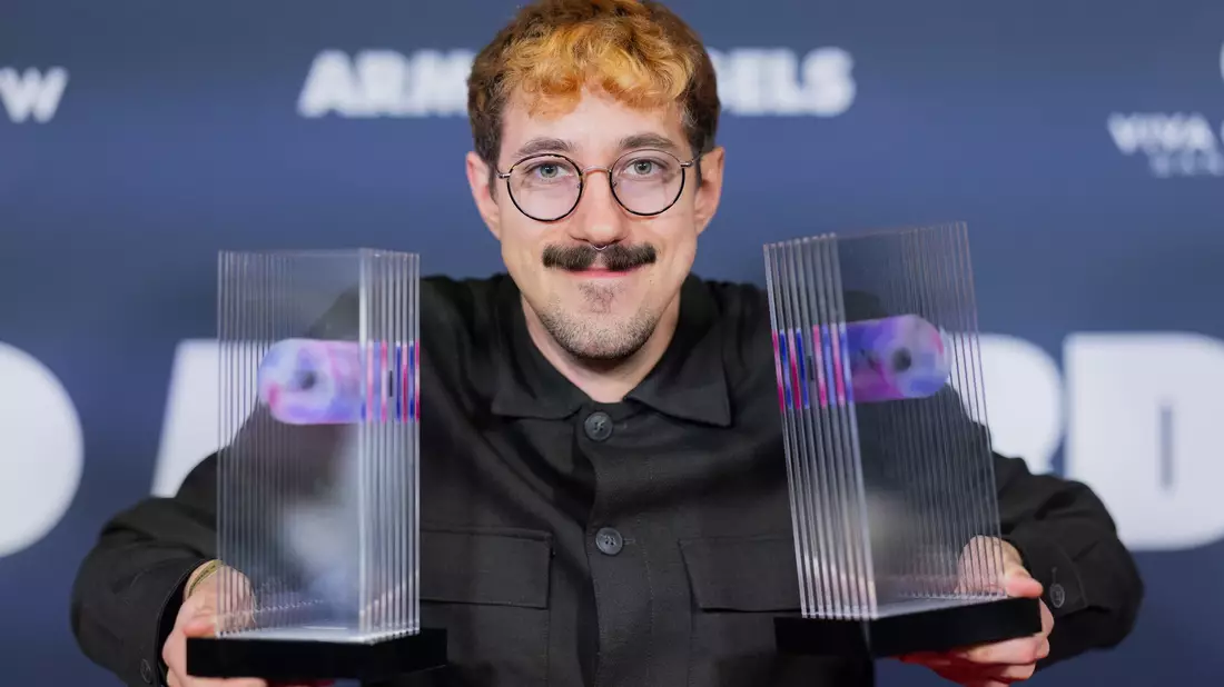 Phil Laude freut sich über den «Ehrenpreis» bei den  VideoDays Festival Awards. - Bild: Rolf Vennenbernd/dpa