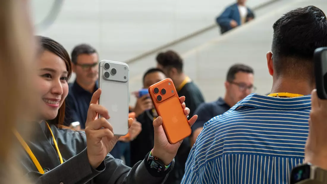 Das iPhone Pro gibt es in diesem Jahr erstmals in der Farbe Orange. - Bild: Andrej Sokolow/dpa