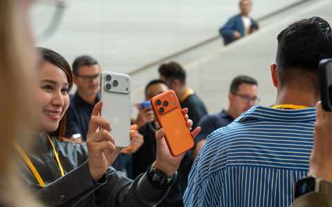 Das iPhone Pro gibt es in diesem Jahr erstmals in der Farbe Orange. - Foto: Andrej Sokolow/dpa