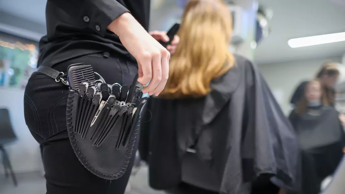 Laut einer YouGov-Umfrage gibt ein Viertel der Menschen in Deutschland kein Geld für einen Haarschnitt aus. (Archivbild) - Bild: Jan Woitas/dpa