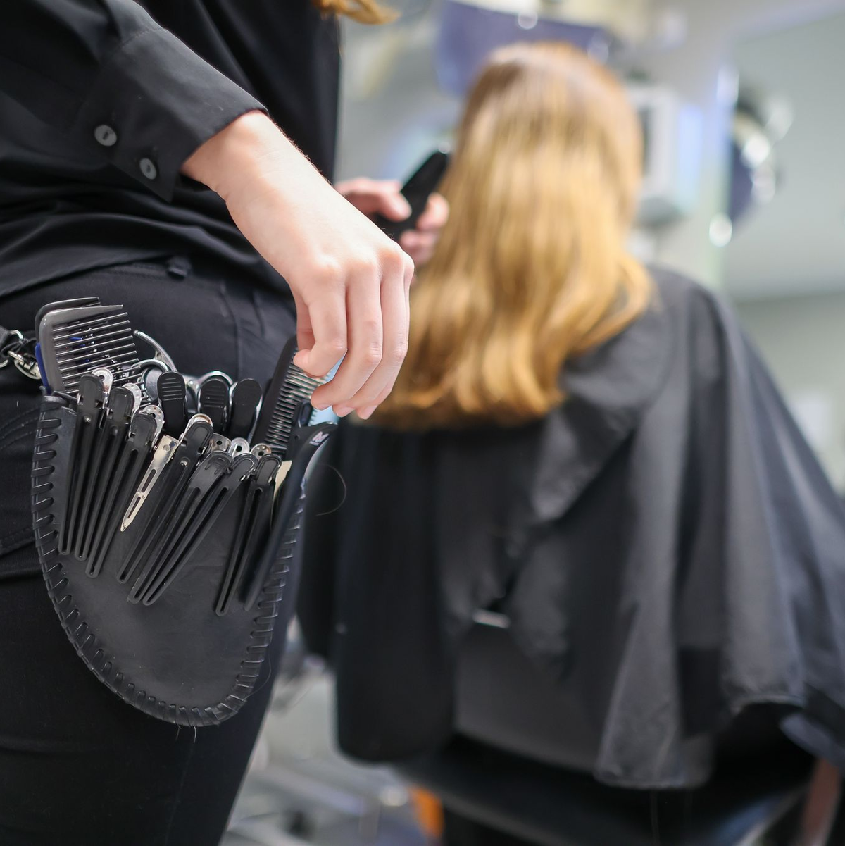 Laut einer YouGov-Umfrage gibt ein Viertel der Menschen in Deutschland kein Geld für einen Haarschnitt aus. (Archivbild) - Foto: Jan Woitas/dpa