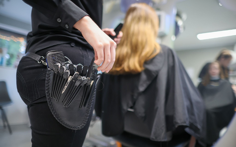 Laut einer YouGov-Umfrage gibt ein Viertel der Menschen in Deutschland kein Geld für einen Haarschnitt aus. (Archivbild) - Foto: Jan Woitas/dpa