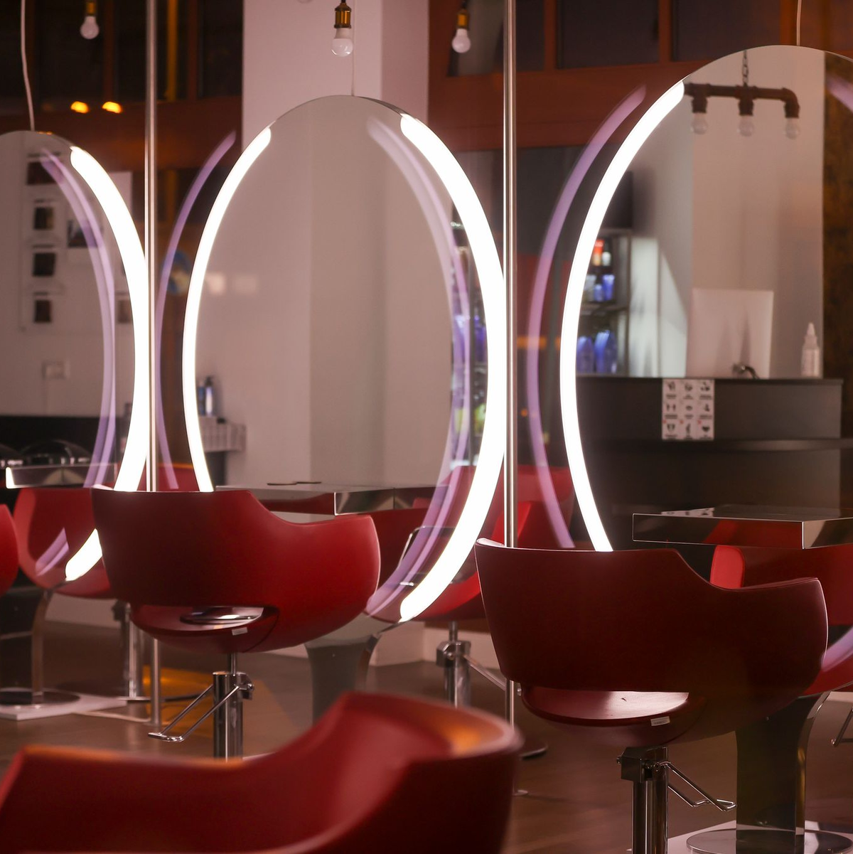 Während der Pandemie waren Friseursalons zeitweilig geschlossen, teilweise durften sie nur unter strengen Auflagen öffnen. (Archivbild) - Foto: Jan Woitas/dpa-Zentralbild/dpa