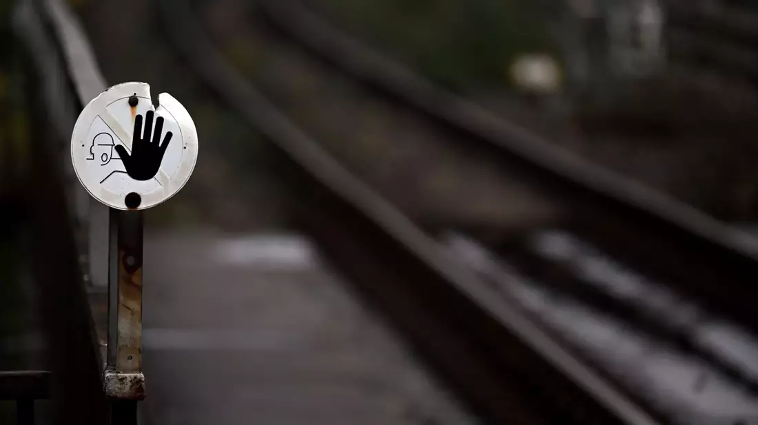 Wegen Bauarbeiten halten in Bochum seit Anfang September keine Regionalbahnen oder Fernzüge mehr - doch ein Ende der Sperrung ist absehbar (Foto Illustration). - Bild: Federico Gambarini/dpa