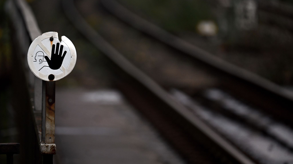 Wegen Bauarbeiten halten in Bochum seit Anfang September keine Regionalbahnen oder Fernzüge mehr - doch ein Ende der Sperrung ist absehbar (Foto Illustration). - Foto: Federico Gambarini/dpa