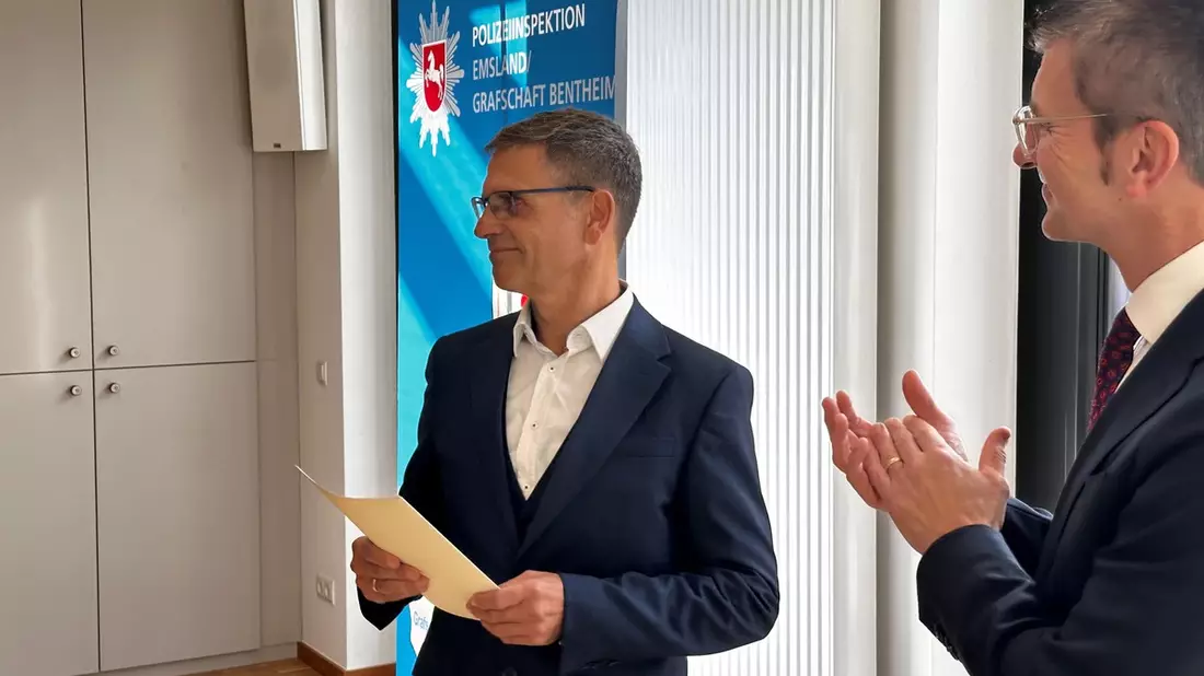 POL-EL: Polizeipräsident Friedo de Vries und Leiterin der Polizeiinspektion Emsland / Grafschaft Bentheim Nicola Simon verabschieden Kriminaldirektor Heinz Defayay in den Ruhestand - Bild: presseportal.de