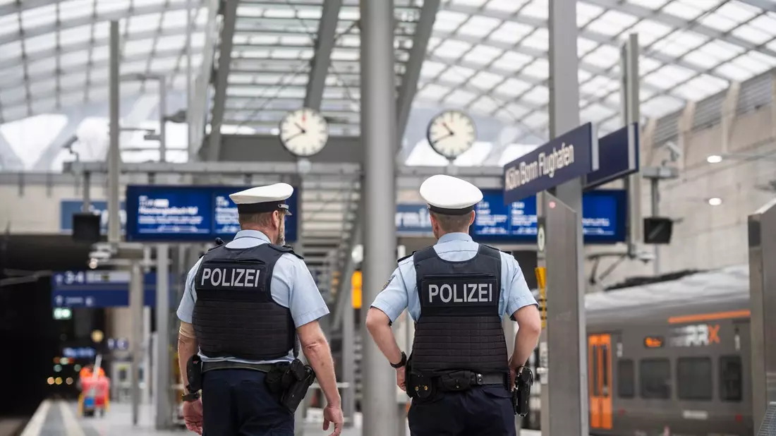 BPOL NRW: Mit Fahrradreifen in der Hand - Bundespolizei überwältigt Randalierer am Flughafen Köln/Bonn - Bild: presseportal.de