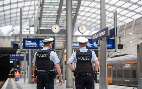 BPOL NRW: Mit Fahrradreifen in der Hand - Bundespolizei überwältigt Randalierer am Flughafen Köln/Bonn - Foto: presseportal.de