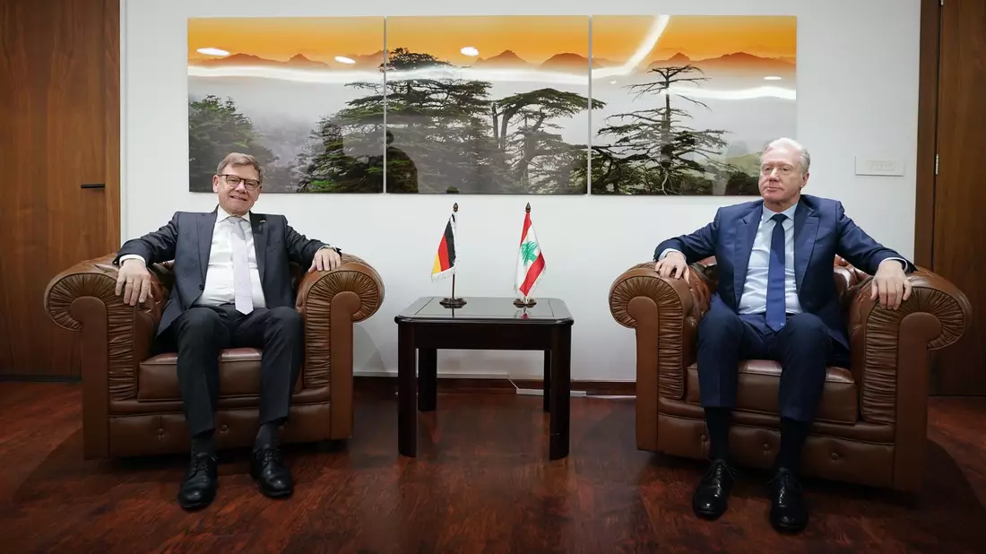 Außenminister Johann Wadephul (l, CDU) setzt seine Nahostreise im Libanon fort. In der Hauptstadt Beirut traf er seinen Amtskollegen Jussef Radschi. Unter anderem geht es um die Entwaffnung der Schiiten-Miliz Hisbollah.  - Bild: Marcus Brandt/dpa