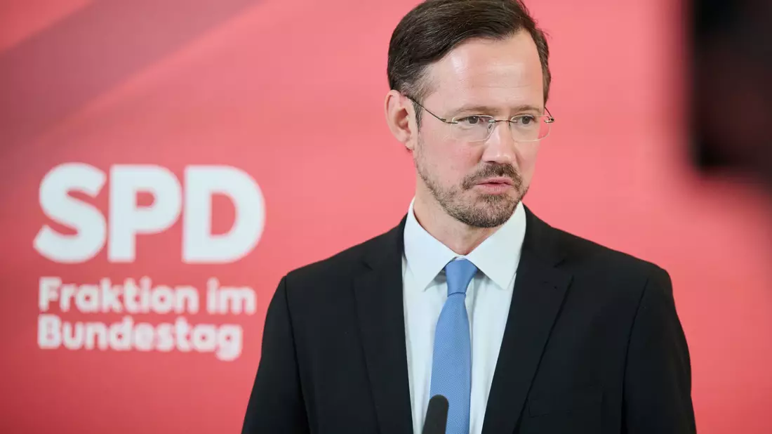 SPD-Fraktionsgeschäftsführer Wiese verweist darauf, dass sich die Koalition auf ein Gesamtrentenpaket verständigt hat. (Archivbild)  - Bild: Annette Riedl/dpa