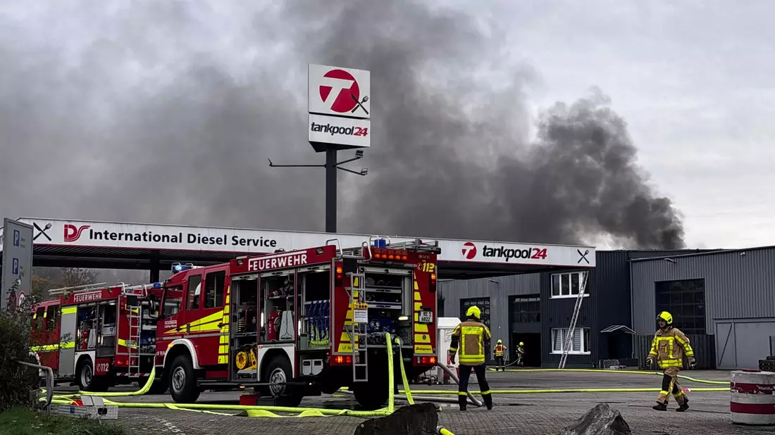Eine Rauchwolke zieht über Castrop-Rauxel - ausgelöst durch einen Brand an einem Tankstellengelände. - Bild: Justin Brosch/dpa