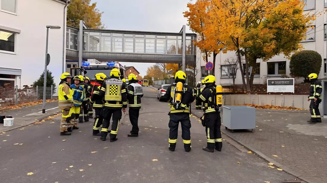 FW Bergheim: Substanz am Bergheimer Finanzamt verkippt Gebäude durch Feuerwehr geräumt - Keine Verletzten - Bild: presseportal.de