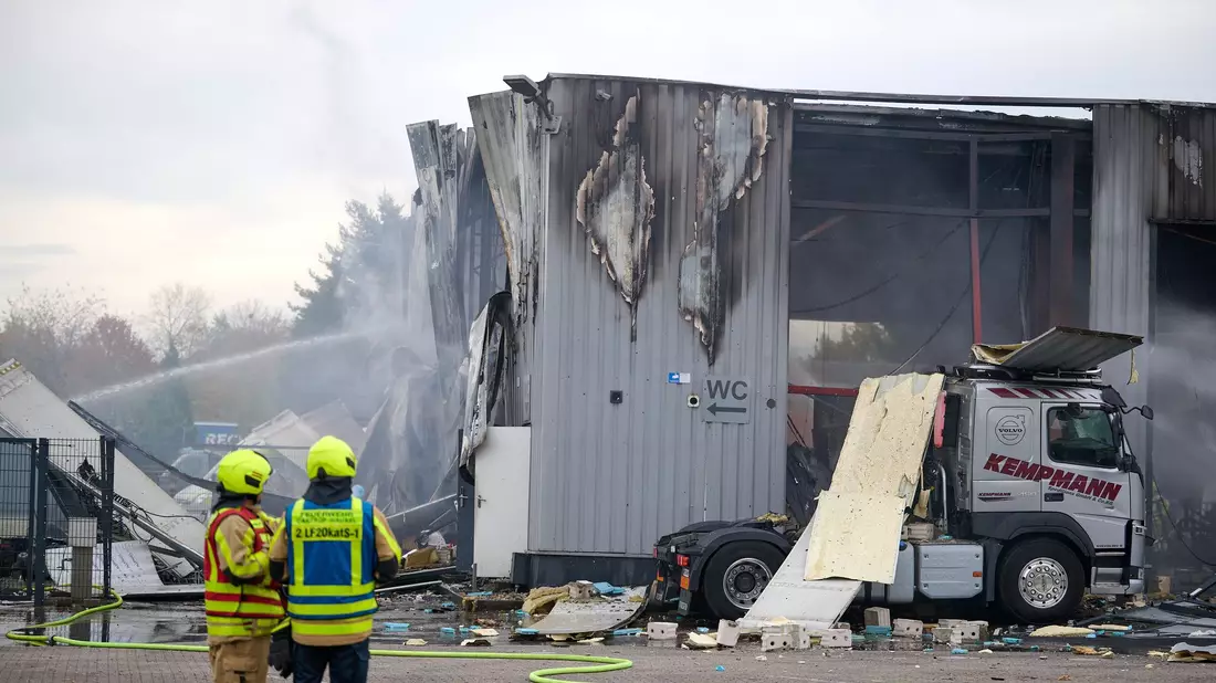 Am Vormittag hatten die Einsatzkräfte den Brand unter Kontrolle. - Bild: Bernd Thissen/dpa