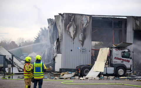 Am Vormittag hatten die Einsatzkräfte den Brand unter Kontrolle. - Foto: Bernd Thissen/dpa