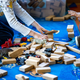 Besonders in östlichen Bundesländern fehlen den Kitas Kinder. (Symbolbild) - Foto: Jens Büttner/dpa